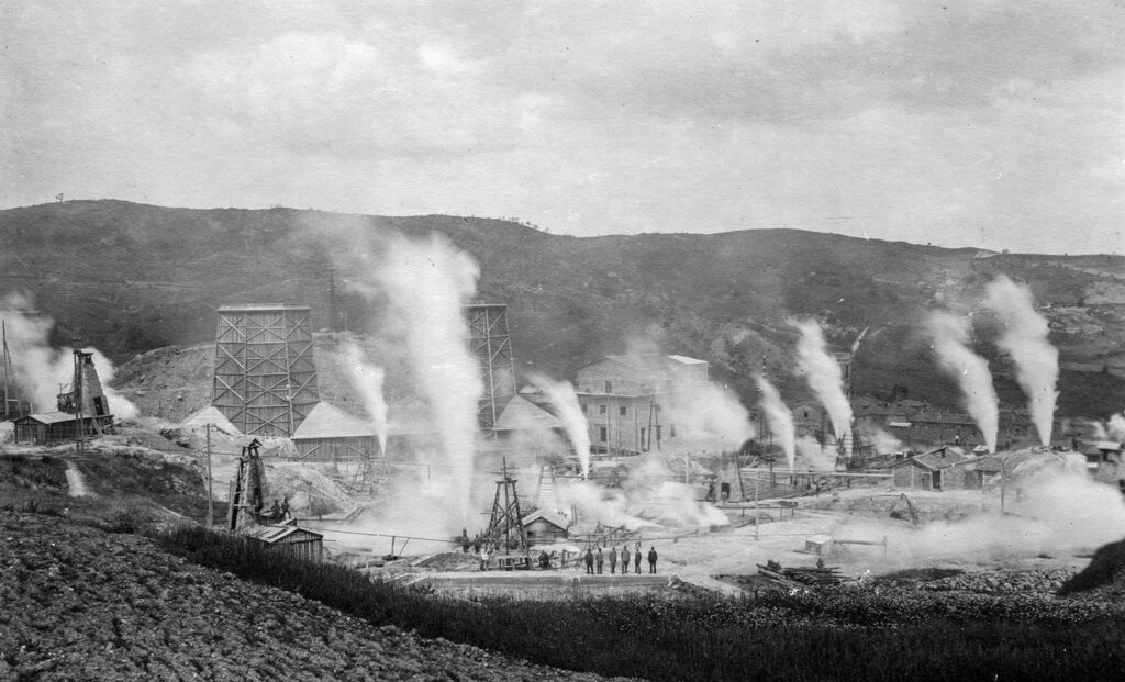 Foto do arquivo histórico da Enel Green Power sobre a construção da usina geotérmica em Larderello, na Toscana. História da Geotermia.